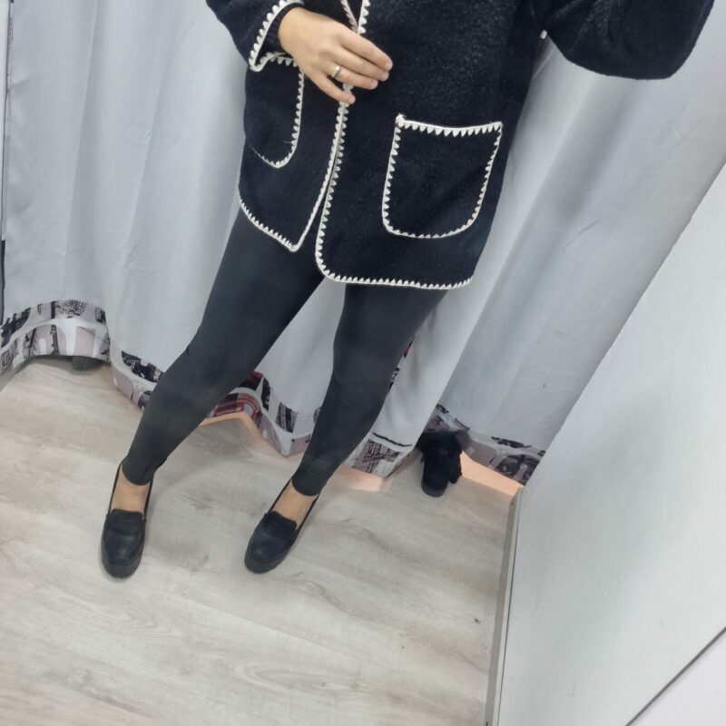 Veste bouclette noire avec couture surpiquées en blanc face fermée