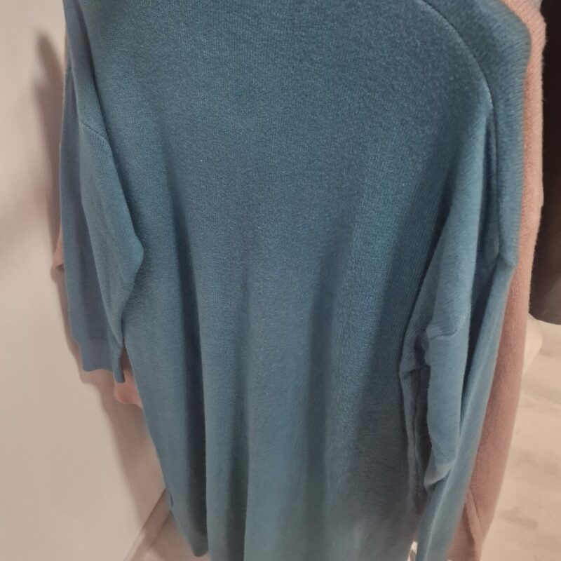 Robe pull col roulé large bleue claire
